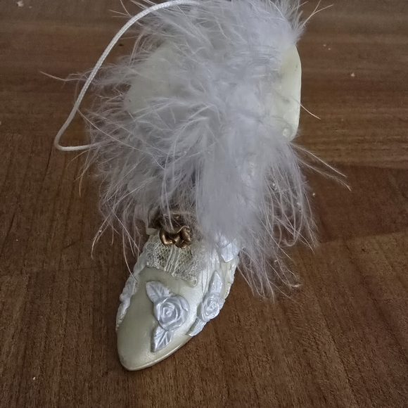 Vintage Victorian Accessory Hat Box and Rose Feather Lace Shoe - Picture 5 of 10